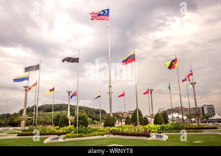 La Dataran Putra, près de cabinet du premier ministre a drapeaux de tous les États de la Malaisie et de l'est à nouveau un monument très photographiée en Malaisie. Banque D'Images