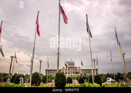 Près de Dataran Putra Perdana Putra, le bureau du Premier Ministre de la Malaisie. La Dataran Putra a drapeaux de tous les États de la Malaisie. Banque D'Images