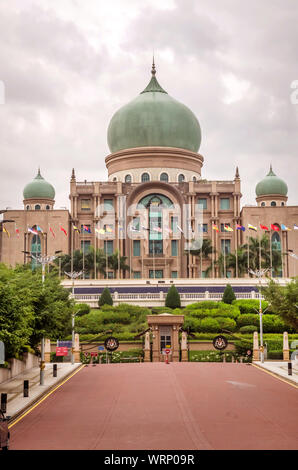 Perdana Putra est le bureau du Premier Ministre de la Malaisie a aussi l'édifice législatif du gouvernement fédéral situé sur la colline à Putrajaya. Banque D'Images