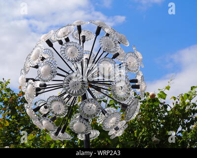 Jenny Pickford sculpture d'un pissenlit sur fond de ciel bleu, l'été 2019 à Chenies.Détail de texture et de lumière avec toile de feuillus. Banque D'Images