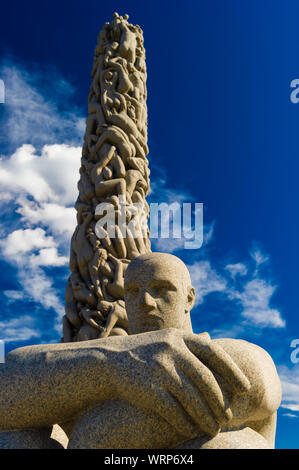 Oslo - 24 juillet : La statue monolithe à l'Arrangement de Sculptures Vigeland dans le parc Frogner le 24 juillet 2010 à Oslo Banque D'Images