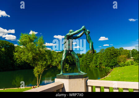 Oslo - 24 juillet : l'homme d'un bébé par les bras la sculpture à l'Arrangement de Sculptures Vigeland dans le parc Frogner le 24 juillet 2010 à Oslo, Norvège. Banque D'Images