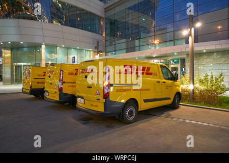 Moscou, Russie - CIRCA Octobre 2018 : DHL cars vu stationné au centre-ville de Moscou dans la nuit. Banque D'Images
