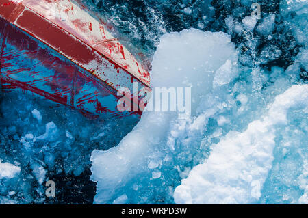 Avant de briser la glace en passant par la glace dans le cercle arctique. Banque D'Images