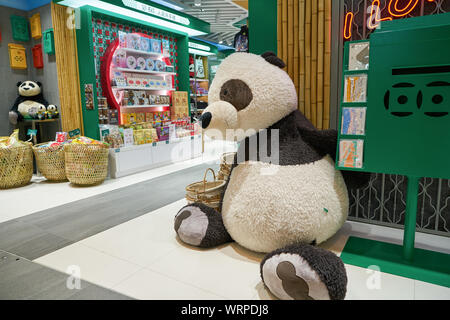 HONG KONG, CHINE - CIRCA AVRIL, 2019 : affichage à un magasin dans l'Aéroport International de Hong Kong. Banque D'Images