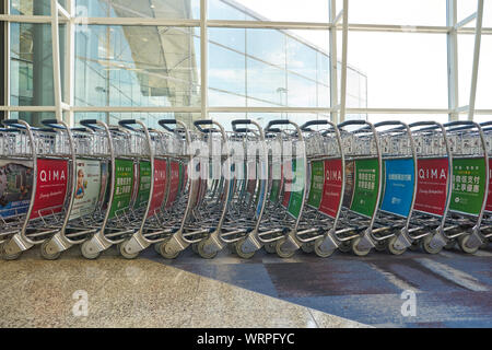 HONG KONG - CIRCA AVRIL, 2019 : chariots à bagages à l'Aéroport International de Hong Kong. Banque D'Images