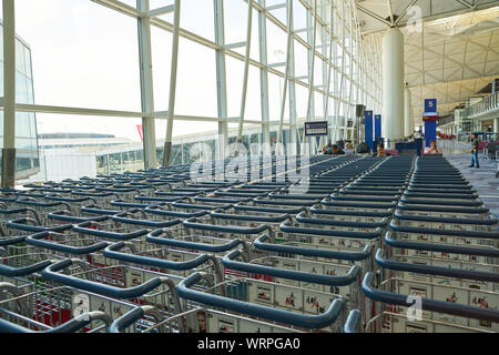 HONG KONG - CIRCA AVRIL, 2019 : chariots à bagages à l'Aéroport International de Hong Kong. Banque D'Images