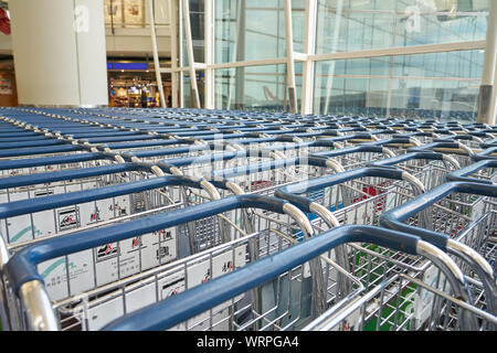 HONG KONG - CIRCA AVRIL, 2019 : chariots à bagages à l'Aéroport International de Hong Kong. Banque D'Images