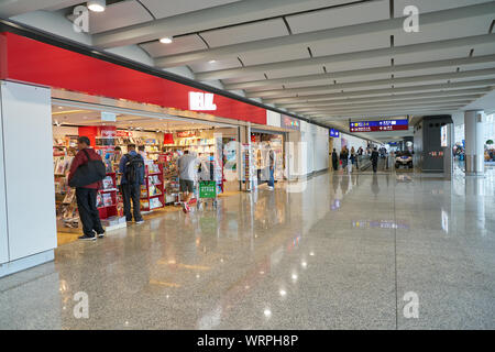 HONG KONG, CHINE - Avril 2019 : Relais boutique dans l'Aéroport International de Hong Kong. Le relais est une chaîne de journaux, magazines, livres, et des dépanneurs. Banque D'Images