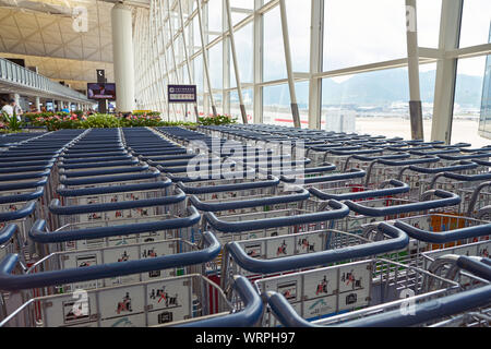 HONG KONG - CIRCA AVRIL, 2019 : chariots à bagages à l'Aéroport International de Hong Kong. Banque D'Images