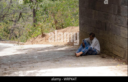 SIGIRIYA, SRI LANKA/ 06-2019 AOÛT : l'homme est peu spécifique mendier la nourriture au Dumbulla dans la vie quotidienne. Banque D'Images