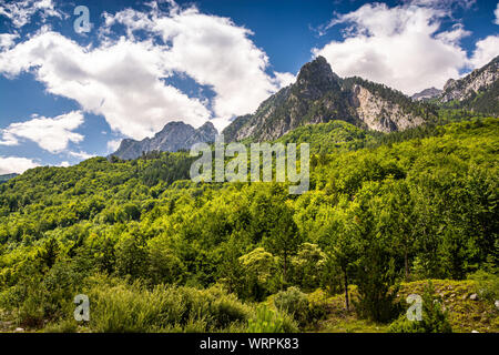 Montagnes et sommets dans le Parc National de Valbona en Albanie, Europe Banque D'Images