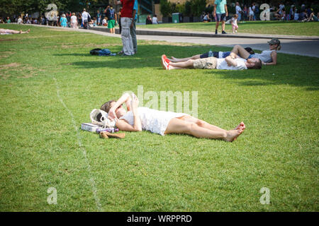 Une femme est vu de soleil pendant une journée chaude sur la rive sud, au centre de Londres. Photo par Ioannis Alexopoulos / Alamy. Banque D'Images