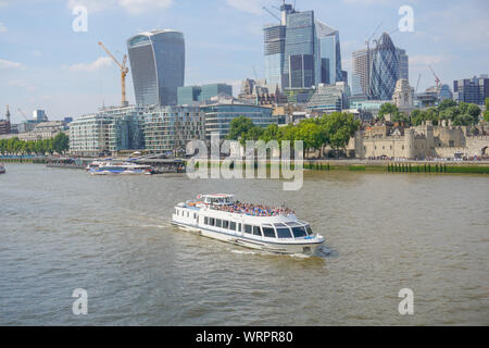 Un bateau de tourisme passe la ligne d'horizon au centre de Londres le 25 juillet 2019 , en Angleterre . (Photo par Ioannis Alexopoulos / Alamy ). Banque D'Images