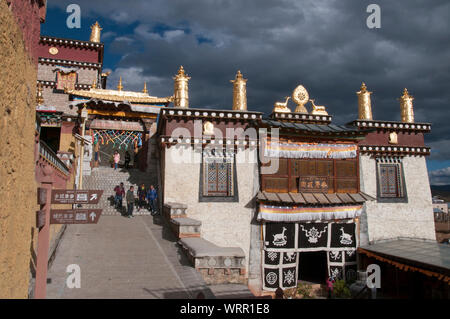 Ganden Sumtsenling Sungtseling, également connu sous le nom ou Sōngzànlín, est un monastère bouddhiste tibétain à l'extérieur de Shangri La ou Zhongdian, Yunnan, Chine Banque D'Images