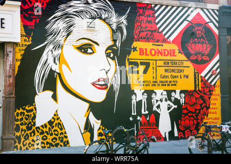 12 juin 2018 : Blondie murale peinte par l'artiste Shepard Fairey situé sur Bleecker Street, dans le quartier de Bowery Manhattan, New York. Banque D'Images