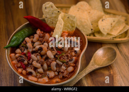 Chili con carne et salade de haricots oeil noir et des nachos. Banque D'Images