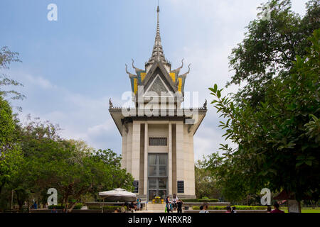 Le principal stupa bouddhiste Memorial fait de verre et rempli d'os de la victime au centre de génocide à Choeung Ek, outiside Phnom Penh, Cambodge. Banque D'Images