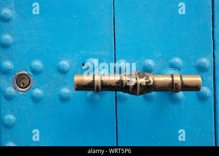 La conception de porte décorative à Chefchaouen, Maroc Banque D'Images