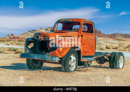 Old rusty camionnette dans la ville fantôme de rhyolite. Le Nevada. USA Banque D'Images