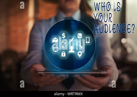 Main conceptuel écrit, indiquant qui est votre public Question. Signification du concept qui est à regarder ou écouter Banque D'Images