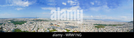 Athènes urbaine vue panoramique vers la côte du haut Mont Lycabette le point le plus élevé de la ville, la Grèce. Banque D'Images