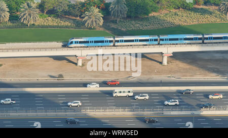 Le trafic routier avec une rame de métro dans la ville de Dubaï. Banque D'Images