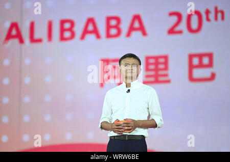 (190911) -- HANGZHOU, le 11 septembre 2019 (Xinhua) -- Jack Ma donne un discours lors d'une fonction pour marquer le 20e anniversaire de Groupe d''Alibaba à Hangzhou, capitale de la Chine de l'est la province du Zhejiang, le 10 septembre 2019. Jack Ma a officiellement démissionné comme président du groupe Alibaba Mardi, la remise à la poste de PDG de la société Daniel Zhang. C'est un jour spécial pour le milliardaire chinois et l'e-commerce giant il a co-fondé. Ma, un ancien professeur de français, 55 tours Mardi, qui marquait également le 20e anniversaire de l'Alibaba Group et a coïncidé avec la Journée mondiale des enseignants. Ma a remis le poste de directeur général Banque D'Images