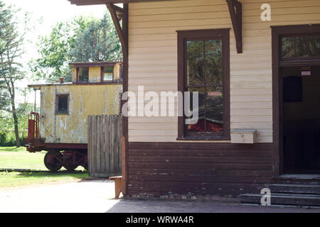 19ème siècle ancien American rural gare avec caboose en arrière-plan Banque D'Images