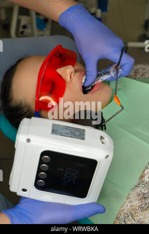 Dentiste fait x-ray dans une fille patiente. Close-up shot. Concept de soins de santé. Procédures médicales dentaires Banque D'Images