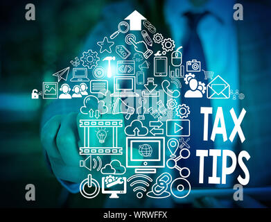 Signe texte montrant des conseils fiscaux. Texte photo affaires contribution obligatoire pour les revenus de l'état imposée par le gouvernement Femme porter Combinaison de travail formel présentant p Banque D'Images