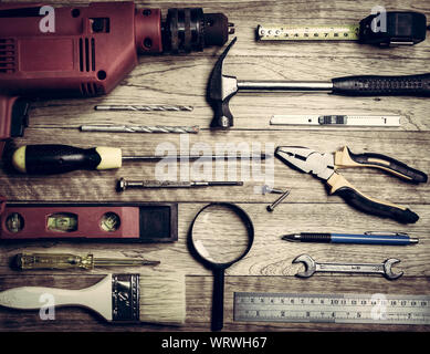 Ensemble d'outils sur une planche en bois en arrière-plan vintage Banque D'Images