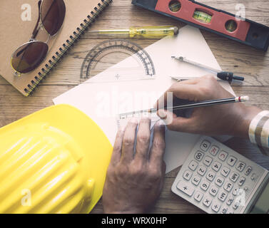 Les mains de l'architecte de la construction en bois sur le plan de dessin 24 Banque D'Images