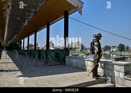 Cachemire, Inde. 10 Sep, 2019. Un soldat monte la garde paramilitaire pendant les restrictions au Cachemire.compétentes dans les parties de Srinagar, imposé des restrictions strictes pour empêcher les chiites de prendre part au défilé de Muharram Achoura 24. Achoura est le dixième jour du mois de Muharram pour commémorer le martyre de l'Imam Hussein, le petit-fils du prophète Mohammed (PSL), au cours de la bataille de Karbala. Credit : SOPA/Alamy Images Limited Live News Banque D'Images