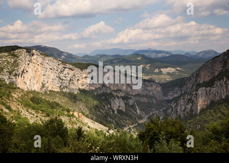 Les Alpes du Sud en Provence, France sont superbes. Donne sur les routes panoramiques et vous guider à travers les montagnes et les villages. Une belle campagne. Banque D'Images