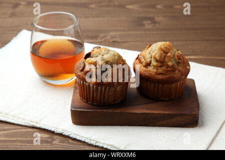 Cupcakes muffins noix avec plateau libre isolé sur table en bois Banque D'Images