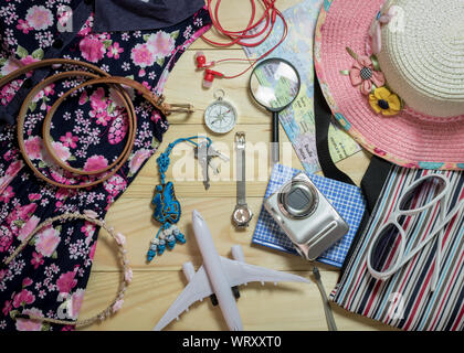 Concept de voyage, Ensemble de vêtements et d'accessoires pour traveler sur planche en bois historique Banque D'Images