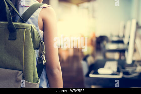 Fille avec sac à dos pour ordinateur de classe, concept de l'éducation. Banque D'Images