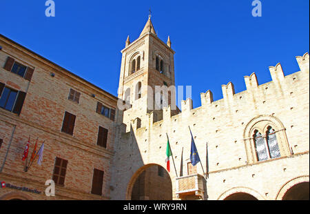 Tour de l'horloge sur l'église dans le village médiéval de Recanati dans les Marches ou le région des Marches de l'Italie centrale près de la ville de Macerata Banque D'Images