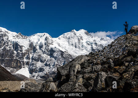 Trekker est un sommet d'une montagne sur la route de trekking à Gochela passent dans la chaîne de montagnes de Kanchenjunga en Inde Banque D'Images