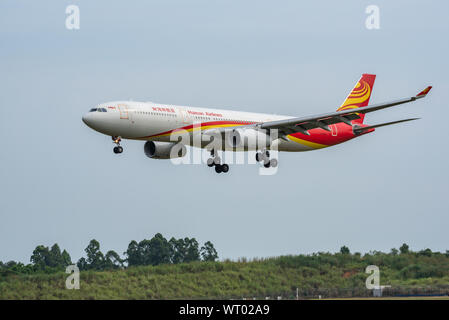 Aéroport de Chengdu, province du Sichuan, Chine - le 28 août 2019 : Hainan Airlines Airbus A330 commercial airplane landing à Chengdu. Banque D'Images