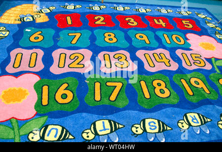 Tapis aux couleurs vives avec les chiffres et lettres en classe de maternelle Banque D'Images