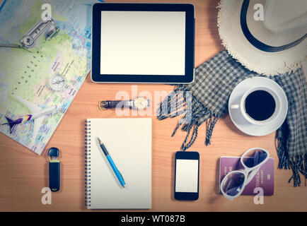 Ensemble d'accessoires de voyage avec smart phone, tablet, du café et des articles personnels sur fond de bois Banque D'Images