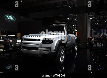 Francfort, Allemagne. 10 Sep, 2019. Un Land Rover Defender voiture est sur l'affichage pendant la première journée de la presse d'angle de l'International Motor Show (IAA) de 2019 à Francfort, Allemagne, le 10 septembre, 2019. Environ 800 exposants venus de 30 pays et régions ont enregistré pour l'IAA 2019, qui sera ouvert officiellement le jeudi et dure jusqu'à 22 septembre. Crédit : Yang Lu/Xinhua/Alamy Live News Banque D'Images