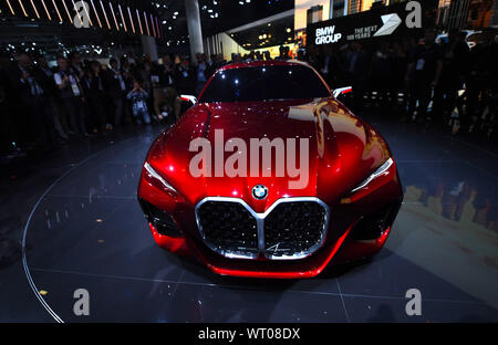 Francfort, Allemagne. 10 Sep, 2019. Une BMW Concept 4 automobile électrique est exposée au cours de la première journée de la presse d'angle de l'International Motor Show (IAA) de 2019 à Francfort, Allemagne, le 10 septembre, 2019. Environ 800 exposants venus de 30 pays et régions ont enregistré pour l'IAA 2019, qui sera ouvert officiellement le jeudi et dure jusqu'à 22 septembre. Crédit : Yang Lu/Xinhua/Alamy Live News Banque D'Images