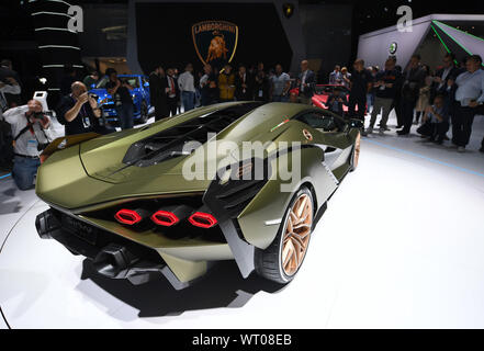 Francfort, Allemagne. 10 Sep, 2019. Une Lamborghini Sian voiture hybride est à l'affiche au cours de la première journée de la presse d'angle de l'International Motor Show (IAA) de 2019 à Francfort, Allemagne, le 10 septembre, 2019. Environ 800 exposants venus de 30 pays et régions ont enregistré pour l'IAA 2019, qui sera ouvert officiellement le jeudi et dure jusqu'à 22 septembre. Crédit : Yang Lu/Xinhua/Alamy Live News Banque D'Images