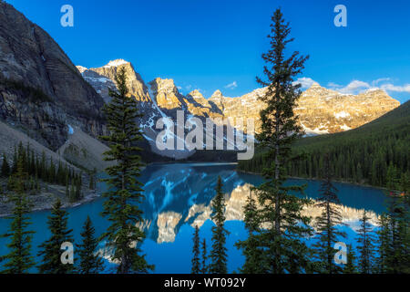 Le lac Moraine au lever du soleil au Canada Banque D'Images