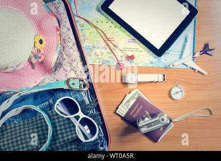 Ensemble d'accessoires de voyage dans les bagages de tablettes et des articles personnels sur fond de bois Banque D'Images