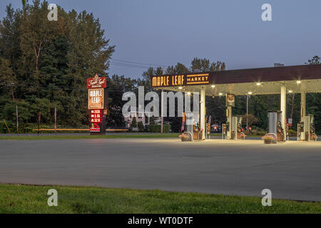 VERONA BEACH, NEW YORK - 02 septembre 2019 : l'extérieur de la feuille d'érable de la station de pompage de carburant du marché. Banque D'Images