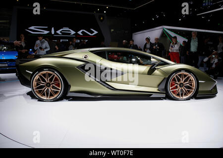 Francfort, Allemagne. 10 Sep, 2019. Le constructeur automobile italien Lamborghini affiche le plug-in hybride de voiture de sport au Sian 2019 Internationale Automobil-Ausstellung (AAI). (Photo de Michael Debets/Pacific Press) Credit : Pacific Press Agency/Alamy Live News Banque D'Images